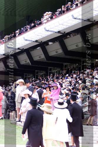 Ascot ( Engeland ) 17 juni 1999
Hoeden...hoeden  en nog meer hoeden op de LADY\'S-day tijdens de Ascot paardenraces
Restaurant en terrasjes