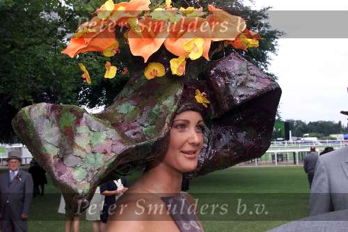 Ascot ( Engeland ) 17 juni 1999
Hoeden...hoeden  en nog meer hoeden op de LADY\'S-day tijdens de Ascot paardenraces