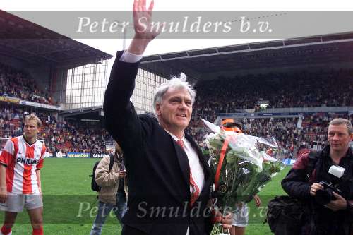 16 mei 1999
Afscheid eindhovens publiek van Bobby Robson met naast hem fotograaf Bert Janssen