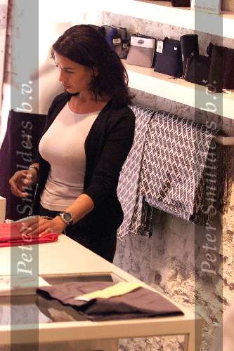 Amsterdam 11 juni 1999
Carmen Rijkaard werkend in de etalage van DKNY in de PC Hooftstraat