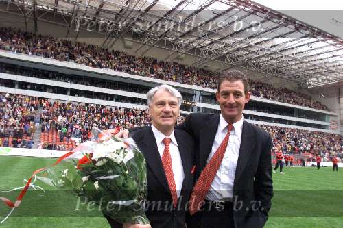 16 mei 1999
Bobby Robson neemt afscheid van Eindhovens publiek naast hem zijn assistent Ernie Brandts