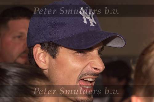 Amsterdam 6 juni 1999
Kevin van de Backstreetboys shoppend  bij de galerie v Donersloot staande bij een schilderij oud president John F Kennedy
Kevin moet maandag optreden in Koln Duitsland