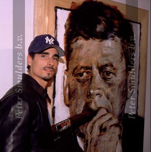 Amsterdam 6 juni 1999
Kevin van de Backstreetboys shoppend  bij de galerie v Donersloot staande bij een schilderij oud president John F Kennedy
Kevin moet maandag optreden in Koln Duitsland