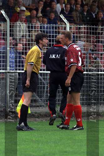 Rotterdam, 13 juni 1999
Wedstrijd in de nakompetitie tussen Excelsior-FC Groningen, eindstand 2-2
Grensrechter Peter de Wit in een zwaar gesprek met Sjaak Polak