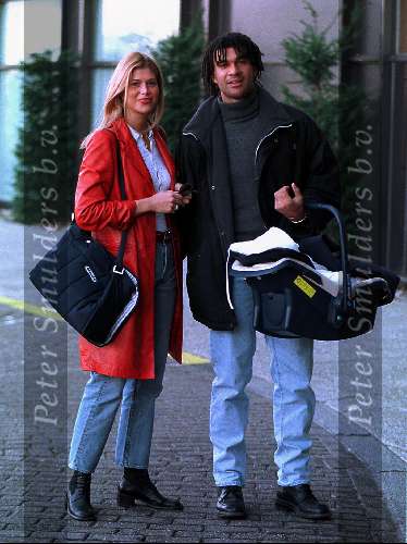 Ruud Gullit met Estelle Gullit en hun eerste kind
4 Juni 1999