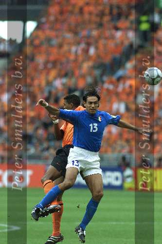 Amsterdam, 29 juni 2000   Euro 2000
Nederland-Italie, eindstand 0-0 ook na verlenging Italie wint na strafschoppen
Patrick kluivert in duel Alessandro Nesta
Europees Kampioenschappen voetbal 2000