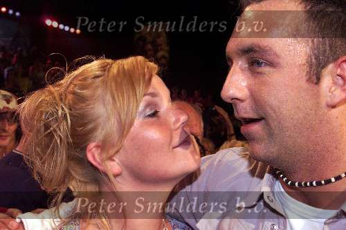 Hilversum 5 juni 2000
De laatste avond van DE BUS  in studio 22
Winnares Antonette de Bus met haar vriend en mede bus passagier  Job de Bus en de cheque van 1 miljoen gulden