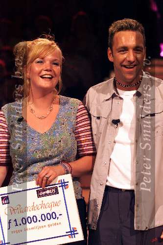 Hilversum 5 juni 2000
De laatste avond van DE BUS  in studio 22
Winnares Antonette de Bus met haar vriend en mede bus passagier  Job de Bus en de cheque van 1 miljoen gulden