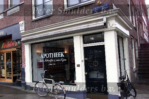 Amsterdam 5 juni 2000
De winkels waar Prinses Annette Sekreve en Prins Bernhard Jr boodschappen doen.
Apotheek