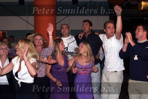 Hilversum 5 juni 2000
De laatste avond van DE BUS  in studio 22
Aziz de Bus en de andere buspassagiers aan het dansen