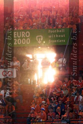 Doelpunten: Patrick kluivert, Ronald de Boer en Boudewijn Zenden
Rotterdam16 juni 2000 Euro 2000
Nederland-Denemarken, eindstand 3-0
Bengaals vuur bij supporters
Europees Kampioenschap voetbal 2000