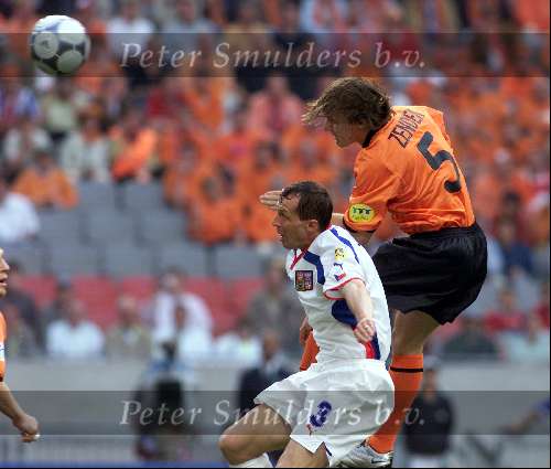 Amsterdam, 11 juni 2000
Euro 2000
Nederland-Tsjechie, eindstand 1-0 door penalty van Frank de Boer in de 89e minuut.
Boudewijn Zenden in duel met LATAL
Europees Kampioenschap voetbal 2000