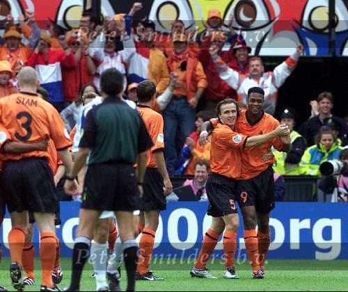Rotterdam, 25 juni 2000   Euro 2000
Nederland-Yougoslavie, eindstand 6-1
Patrick kluivert met Boudewijn Zenden
Mooi aktie
Europees Kampioenschap voetbal 2000
