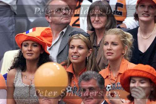 Amsterdam 11 juni 2000
Nederland-Tjechie 1-0 tijdens EK
v.l.n.r. .....Chantal v Woensel en Angela Kluivert
Europees Kampioenschap voetbal 2000