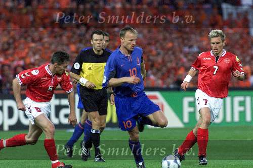 Rotterdam16 juni 2000 Euro 2000
Nederland-Denemarken, eindstand 3-0
Dennis Bergkamp contra Jan Heintze rechts Allan Nielsen
Europees Kampioenschap voetbal 2000