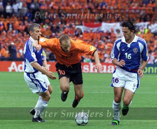Rotterdam, 25 juni 2000   Euro 2000
Nederland-Yougoslavie, eindstand 6-1
4 doelpunten Patrick kluivert en 2 x Marc Overmars
Dennis Bergkamp gaat onderuit  overtreding
Europees Kampioenschap voetbal 2000