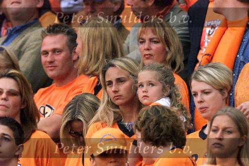 Amsterdam 29 juni 2000
Nederland-Italie 0-0 euro 2000
Henriette Bergkamp met dochtertje
Europees Kampioenschap voetbal 2000