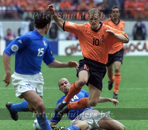 Amsterdam, 29 juni 2000   Euro 2000
Nederland-Italie, eindstand 0-0 ook na verlenging Italie wint na strafschoppen
Dennis Bergkamp in duel met Di Biagio Mooie aktie
Europees Kampioenschap voetbal 2000