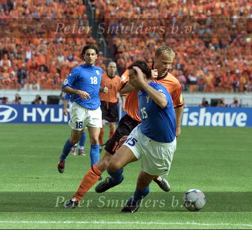Amsterdam, 29 juni 2000   Euro 2000
Nederland-Italie, eindstand 0-0 ook na verlenging Italie wint na strafschoppen  
Dennis Bergkamp contra Juliano Mooie aktie
Europees Kampioenschap voetbal 2000