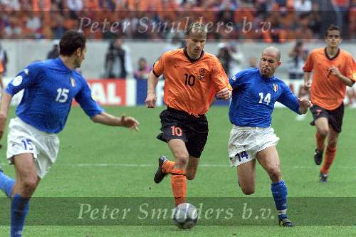 Amsterdam, 29 juni 2000   Euro 2000
Nederland-Italie, eindstand 0-0 ook na verlenging Italie wint na strafschoppen
Dennis Bergkamp in duel met Di Biagio
Europees Kampioenschap voetbal 2000