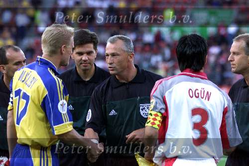 15 juni 2000
Turkije-Zweden, eindstand 0-0
Dick Jol met Johan Mjallby en Ogun
Europees Kampioenschap voetbal 2000