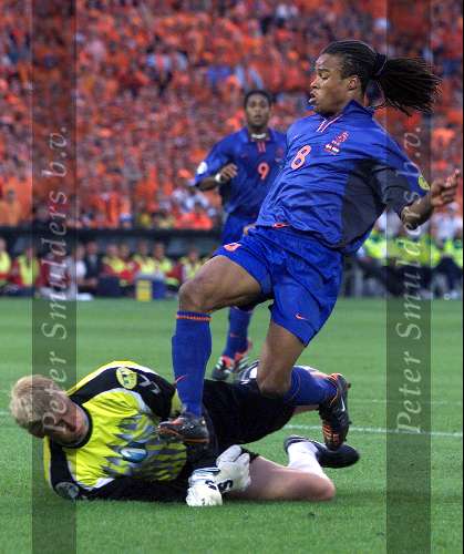 Rotterdam, 16 juni 2000 Euro 2000
Nederland-Denemarken, eindstand 3-0
Edgar Davids probeert Peter Schneichel te verschalken
Europees Kampioenschap voetbal 2000