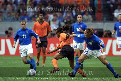 Amsterdam, 29 juni 2000   Euro 2000
Nederland-Italie, eindstand 0-0 ook na verlenging Italie wint na strafschoppen
Edgar Davids in duel met Totti
Europees Kampioenschappen voetbal 2000