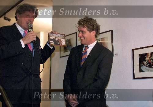 Amsterdam 27 Juni 2000
Edwin Smulders bij zijn expositie in Galerie donkersloot samen met Willibrord Frequin die de opening verrichte.
