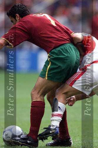 Amsterdam, 24 juni 2000    Euro 2000
Portugal-Turkije , eindstand 2-0
Figo  overtreding
Europees Kampioenschap Voetbal 2000