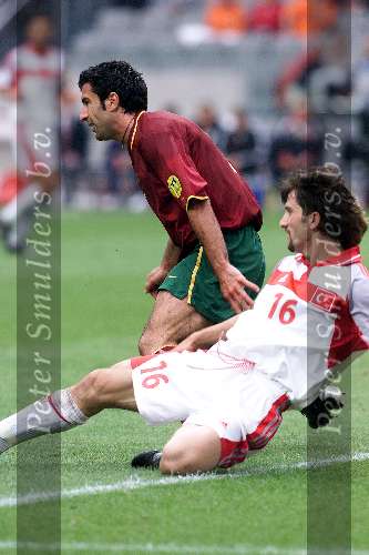 Amsterdam, 24 juni 2000    Euro 2000
Portugal-Turkije , eindstand 2-0
Figo in duel met Ergun
Europees Kampioenschap Voetbal 2000
