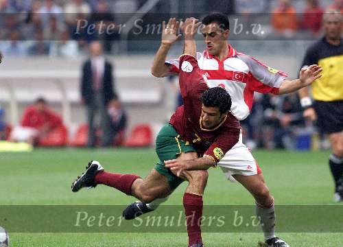 Amsterdam, 24 juni 2000    Euro 2000
Portugal-Turkije , eindstand 2-0
Figo in duel met Ogun  mooie aktie
Europees Kampioenschap Voetbal 2000