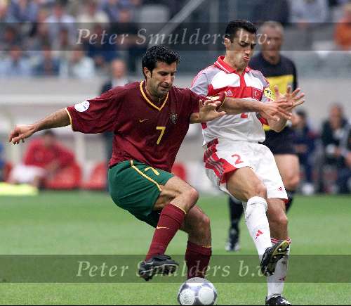 Amsterdam, 24 juni 2000    Euro 2000
Portugal-Turkije , eindstand 2-0
Figo in duel met Tayfur
Mooie aktie
Europees Kampioenschap Voetbal 2000