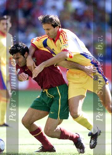 Arnhem, 17 juni 2000  Euro 2000
Roemenie-Portugal, eindstand 0-1
Figo in duel met Filipescu
Europees Kampioenschap Voetbal 2000
