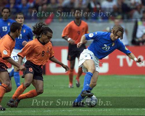 Amsterdam, 29 juni 2000   Euro 2000
Nederland-Italie, eindstand 0-0 ook na verlenging Italie wint na strafschoppen
Edgar Davids in duel met Francesco Totti
Europees Kampioenschap Voetbal 2000
