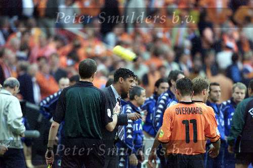Amsterdam, 29 juni 2000   Euro 2000
Nederland-Italie, eindstand 0-0 ook na verlenging Italie wint na strafschoppen
Marc Overmars in gesprek met Frank Rijkaard
Europees Kampioenschap Voetbal 2000