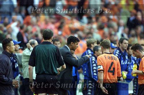 Amsterdam, 29 juni 2000   Euro 2000
Nederland-Italie, eindstand 0-0 ook na verlenging Italie wint na strafschoppen
Frank de Boer in gesprek met Frank Rijkaard
Europees Kampioenschap Voetbal 2000