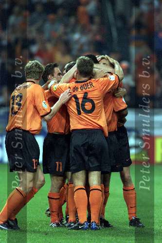 Amsterdam, 11 juni 2000
Nederland-Tjechie, eindstand 1-0 door penalty van Frank de Boer in de 89e minuut.
Frankd de Boer wordt ingeklemd door Bert Konterman, Ronald de Boer, Marc Overmars e.a.
Europees Kampioenschap Voetbal 2000