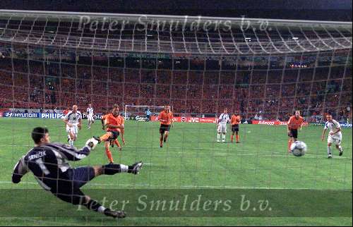 Amsterdam, 11 juni 2000
Euro 2000
Nederland-Tsjechie, eindstand 1-0 door penalty van Frank de Boer in de 89e minuut.
FRANK DE BOER passeert doelman SRNICEK in de 89e minuut
Europees Kampioenschap Voetbal 2000