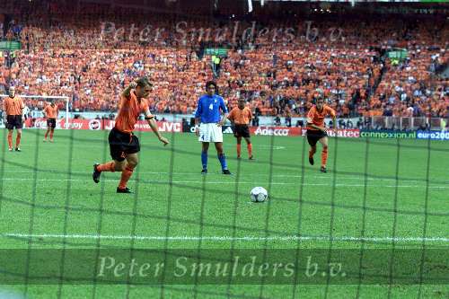 Amsterdam, 29 juni 2000   Euro 2000
Nederland-Italie, eindstand 0-0 ook na verlenging Italie wint na strafschoppen
Frank de boer mist strafschop in wedstrijd
Europees Kampioenschap Voetbal 2000