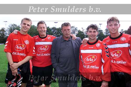 Landgraaf 6 juni 2000
Training Denemarken met Jan Heintze, Jon Dahl Tomasson en Jesper Gronkjaer
Frits Korbach met Henk Evenblij
v.l.n.r. Jesper Gronkjaer, Jorgen Hendriksen,Frits Korbach Jan Heintze en Jon Dahl Tomasson