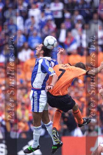 Rotterdam, 25 juni 2000   Euro 2000
Nederland-Yougoslavie, eindstand 6-1
Govedarica in duel met Cocu
Europees Kampioenschap Voetbal 2000