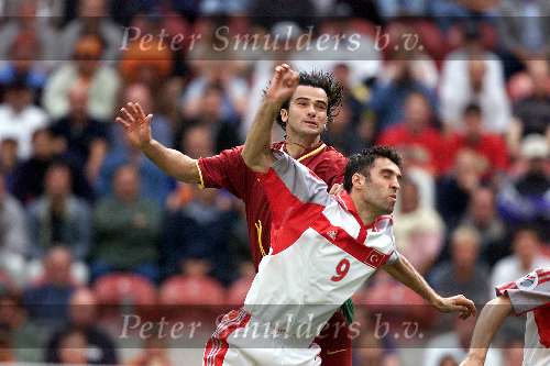 Amsterdam, 24 juni 2000    Euro 2000
Portugal-Turkije , eindstand 2-0
Hakan Sukur in duel met Fernando Couto
Europees Kampioenschap voetbal 2000