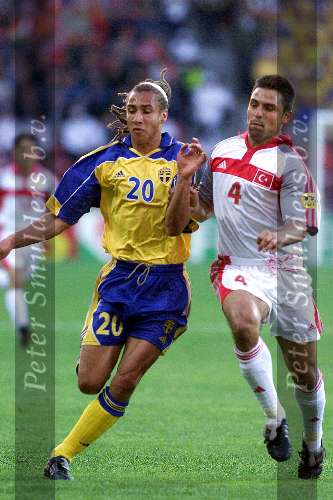 Eindhoven, 15 juni 2000
Turkije-Zweden, eindstand
Henrik Larsson in duel met Fatih
Europees Kampioenschap Voetbal 2000