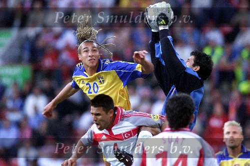Eindhoven, 15 juni 2000
Euro 2000
Turkije-Zweden, eindstand
Henrik Larsson in duel met de Turken Rustu en Fatih
Mooi aktie Kopbal Keeper
Europees Kampioenschap Voetbal 2000