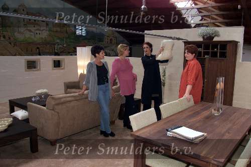Enter 23 juni 2000
Hermien Timmerman Sheila Timmerman en Sandra Timmerman zoeken meubels uit voor het nieuwe huis van Hermien