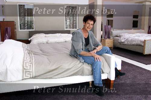 Enter 23 juni 2000
Hermien Timmerman zoekt meubels uit voor haar nieuwe woning met haar dochters.