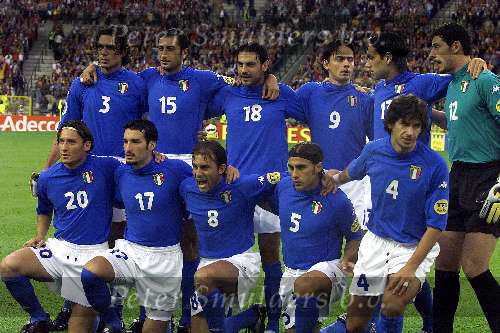 Brussel 14 Juni 2000
Italie-Belgie, eindstand 0-2
staande v.l.n.r. : Paolo Maldini, Mark Juliano, Stefano Fiore, Filippo Inzaghi, Alessandro Nesta, Francesco Toldo
Gehurkt v.l.n.r.: Francesco Totti, Gianluca Zambrotta, Antonio Conte, Fabio Cannavaro en demetrio Albertini
Europees Kampioenschap Voetbal 2000