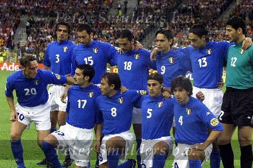 Brussel 14 Juni 2000
Italie-Belgie, eindstand 0-2
staande v.l.n.r. : Paolo Maldini, Mark Juliano, Stefano Fiore, Filippo Inzaghi, Alessandro Nesta, Francesco Toldo
Gehurkt v.l.n.r.: Francesco Totti, Gianluca Zambrotta, Antonio Conte, Fabio Cannavaro en demetrio Albertini
Europees Kampioenschap Voetbal 2000