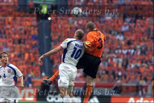 Amsterdam, 11 juni 2000
Euro 2000
Nederland-Tsjechie, eindstand 1-0 door penalty van Frank de Boer in de 89e minuut.
Jaap Stam in duel metJan Koller
Europees Kampioenschap Voetbal 2000