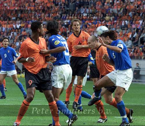 Amsterdam, 29 juni 2000   
Nederland-Italie, eindstand 0-0 ook na verlenging Italie wint na strafschoppen
Jaap Stam en Frank de Boer Paolo Maldini
Mooi aktie kopbal
Europees Kampioenschap Voetbal 2000